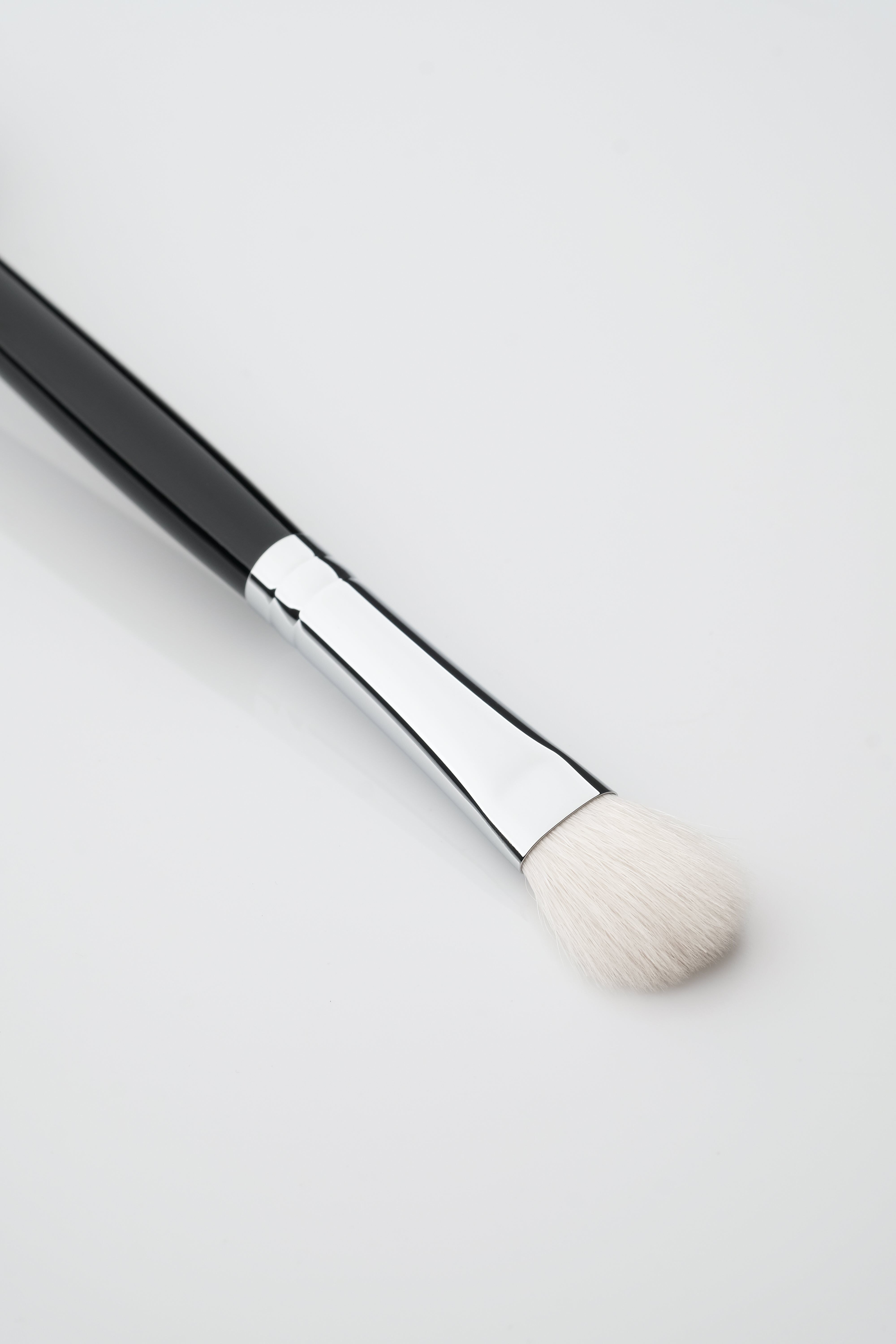 F23: MINI ANGLED BLUSH, HIGHLIGHTER AND CONTOURING BRUSH