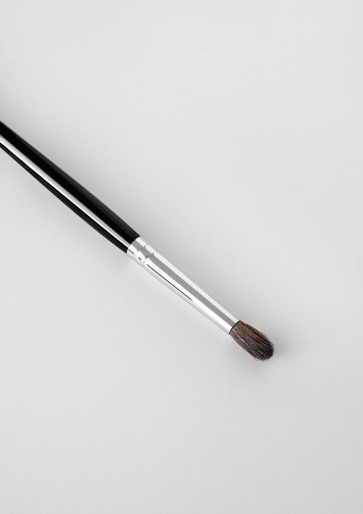 E19: PERFECT MINI EYE SHADOW BLENDING BRUSH