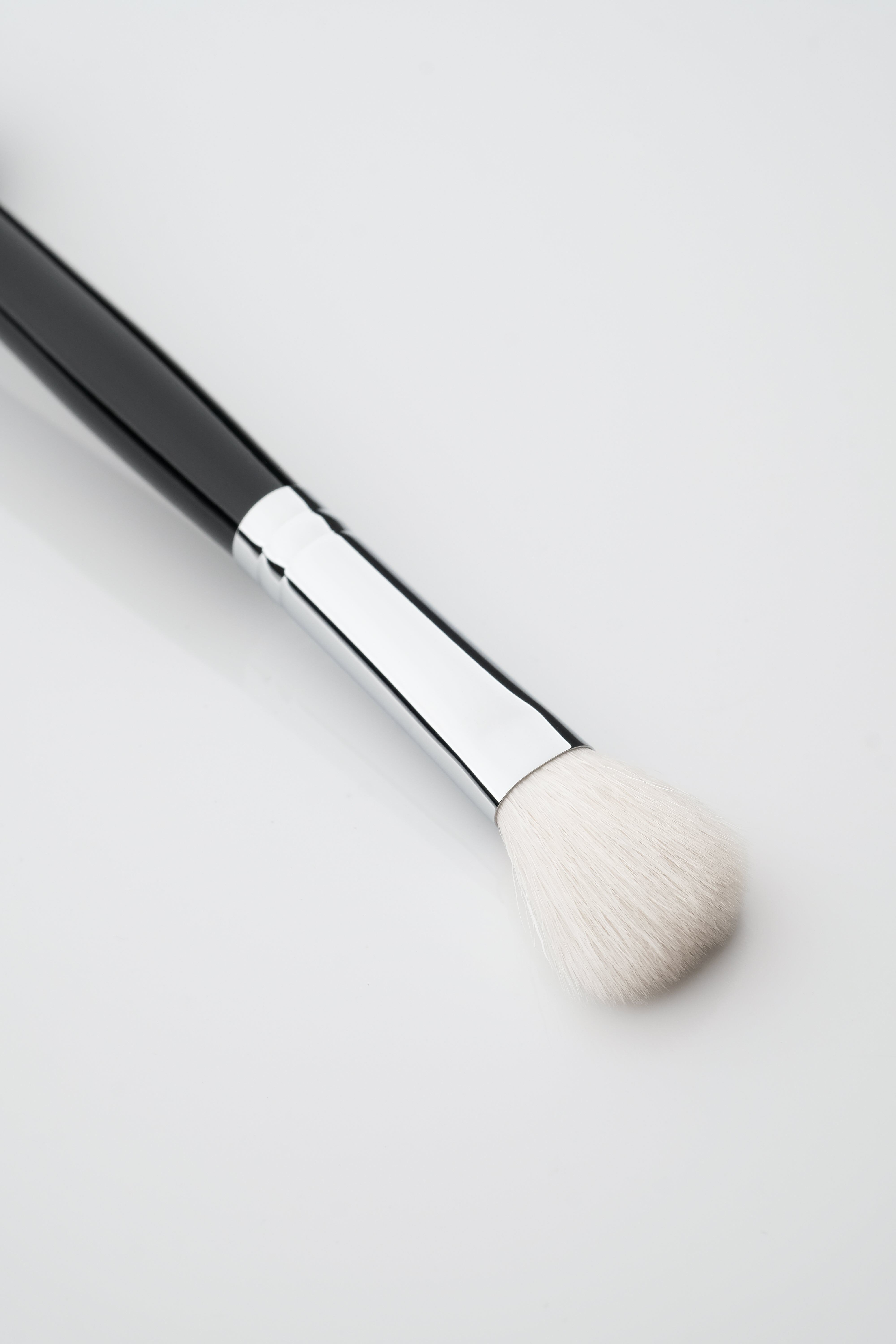 E21: LARGE FLAT TALL EYESHADOW PACKING BRUSH