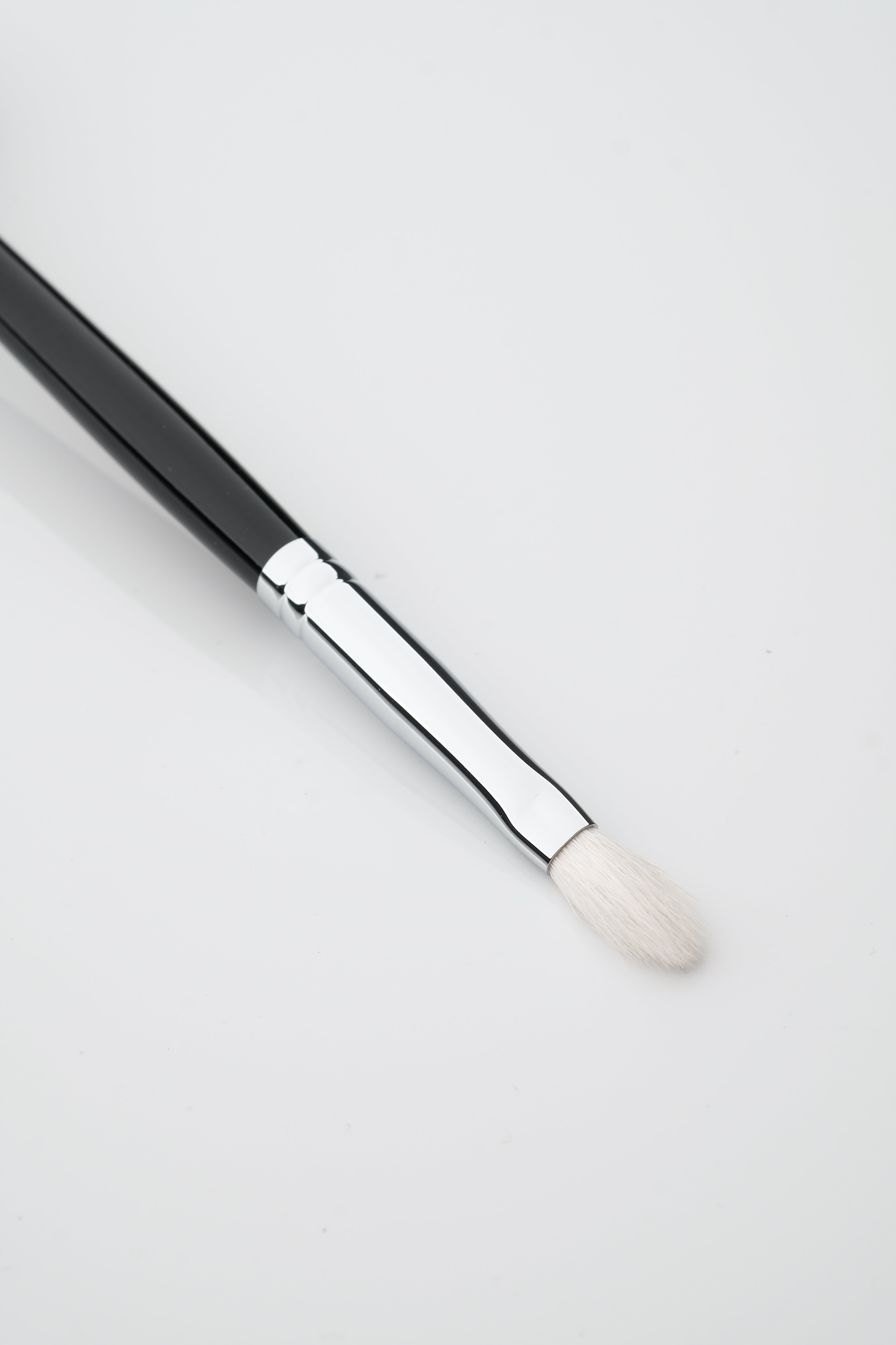 E22: TALL PRECISE EYE SHADOW BLENDING BRUSH