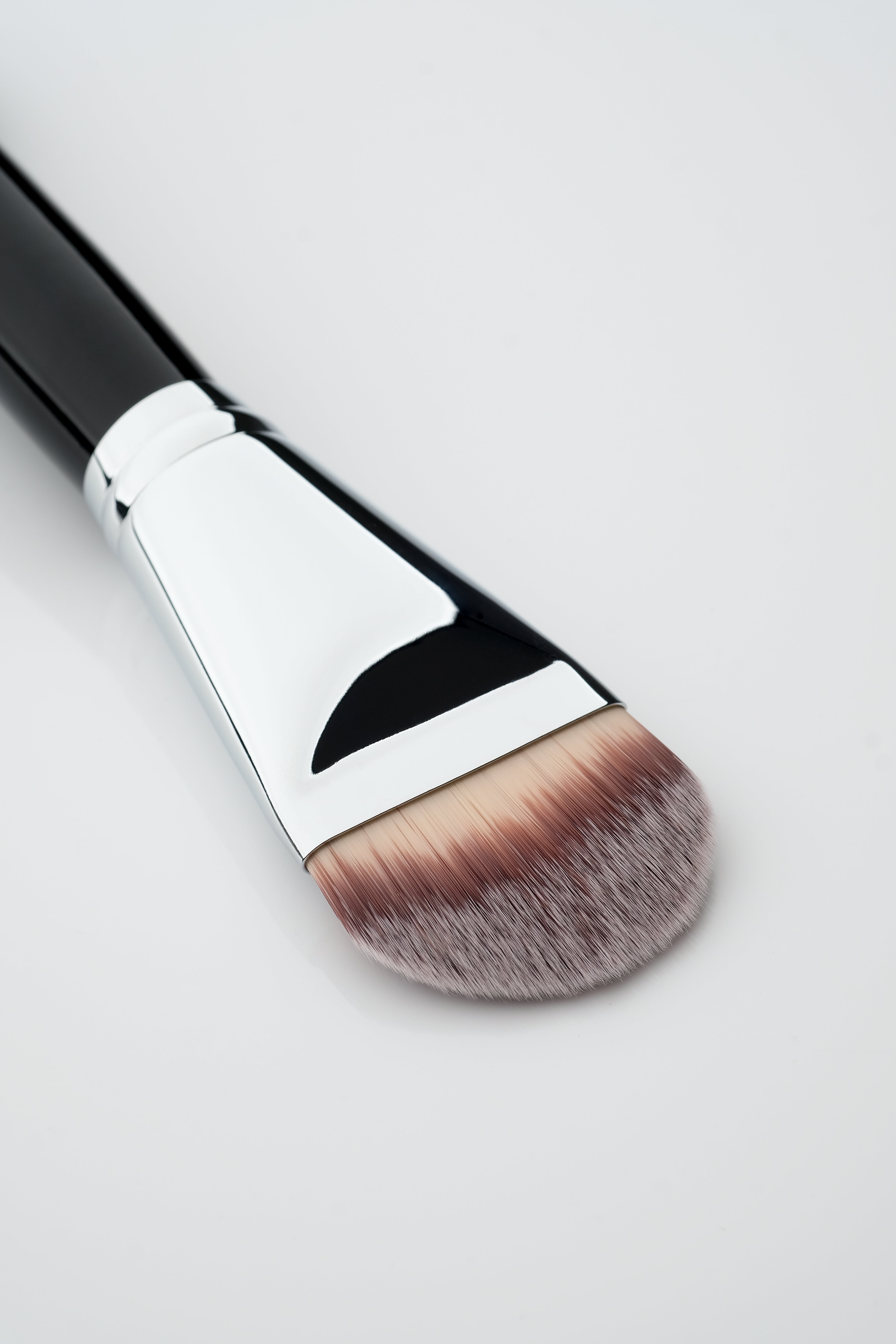 F19 Foundation Controlled Coverage Brush Wide paddle