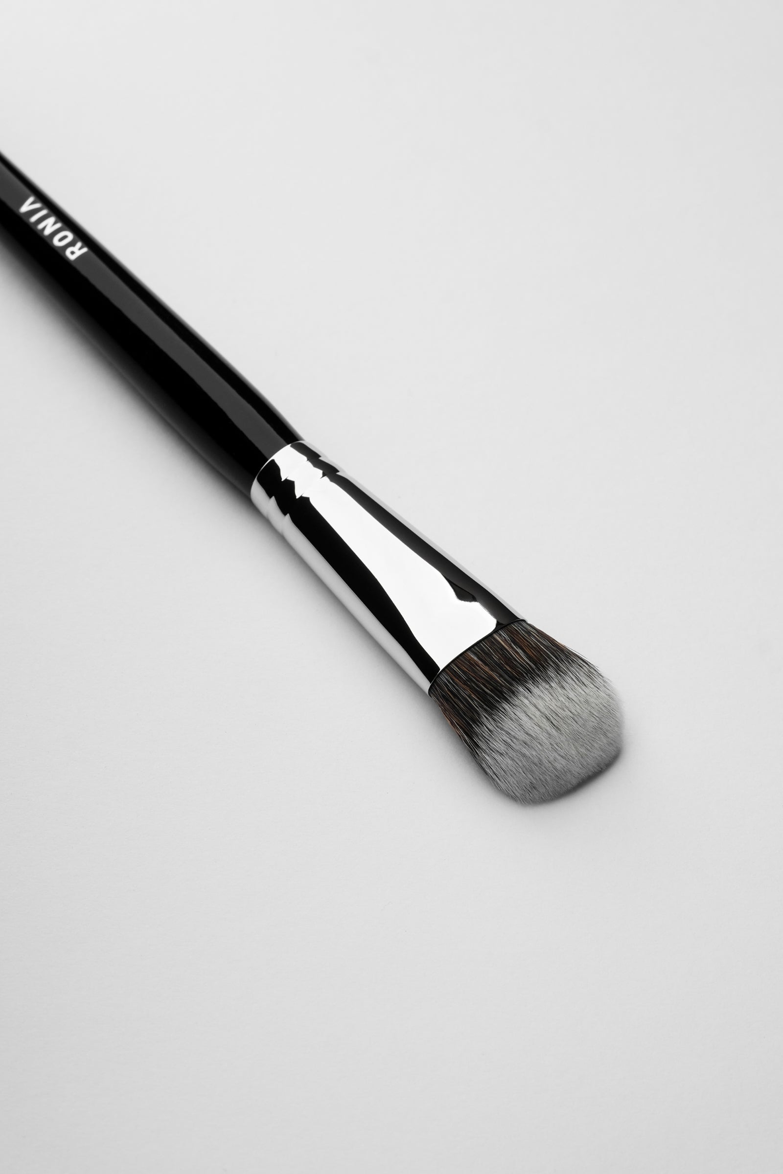 Foundation/contouring makeup brush