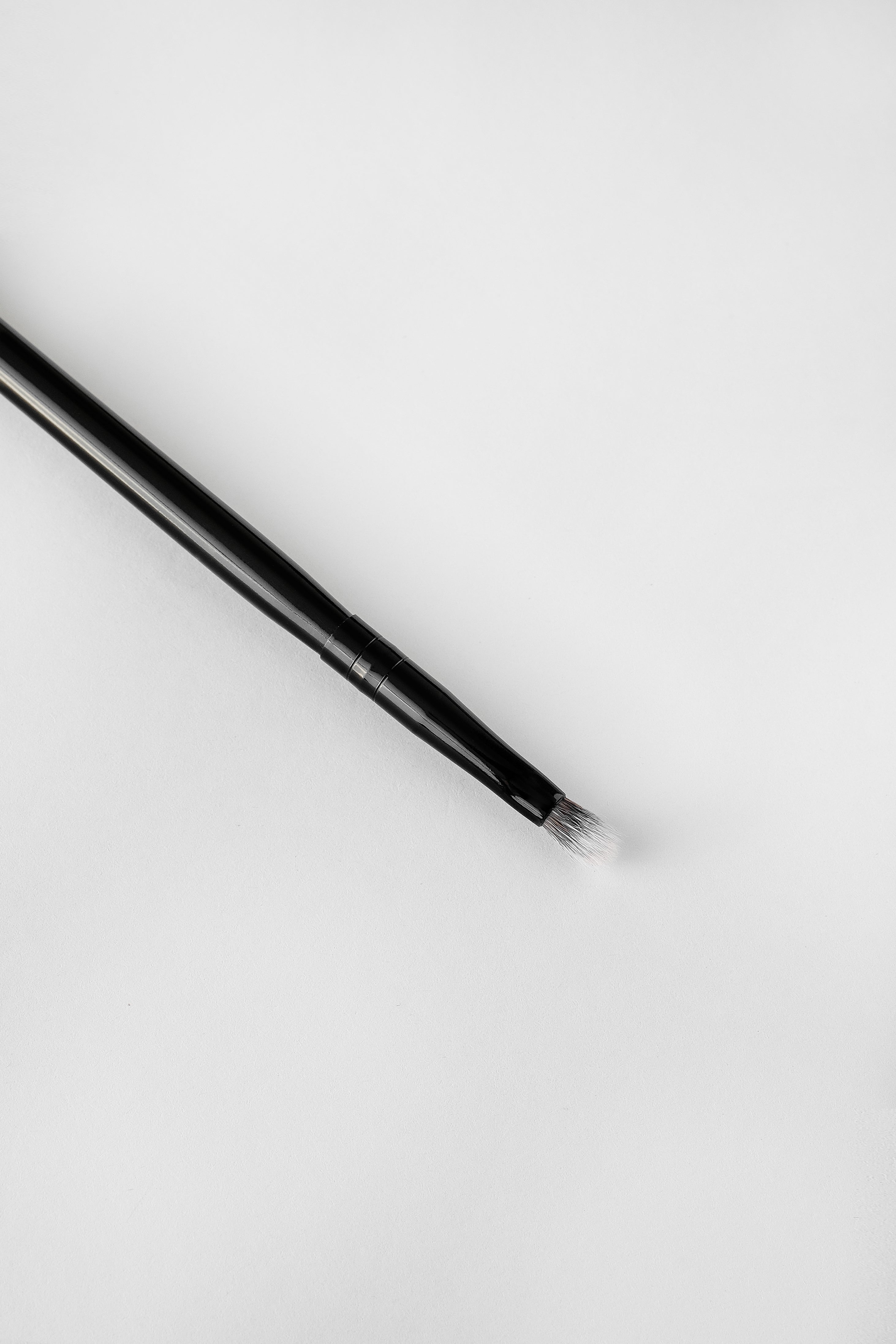 R-V10: PRECISE FLUFFY EYE BRUSH