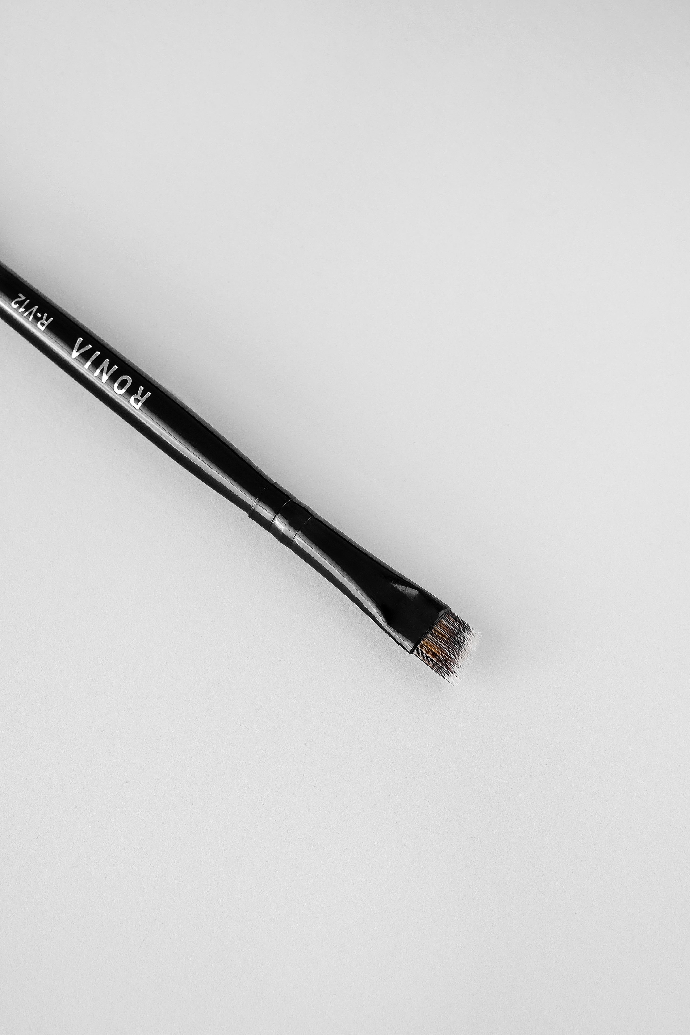 R-V12: DOUBLE ENDED EYEBROW BRUSH