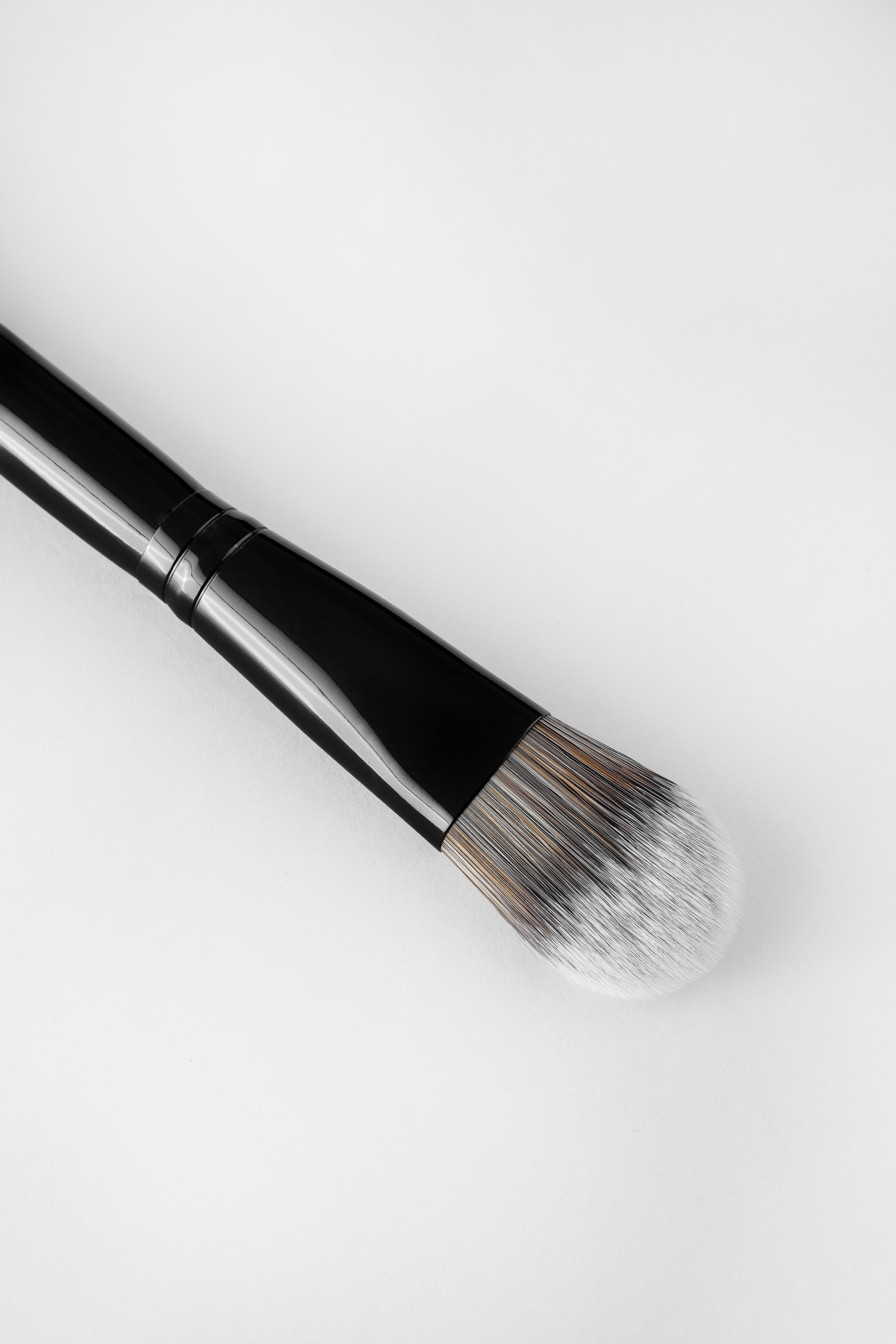 R-V15: FLAT FOUNDATION BRUSH