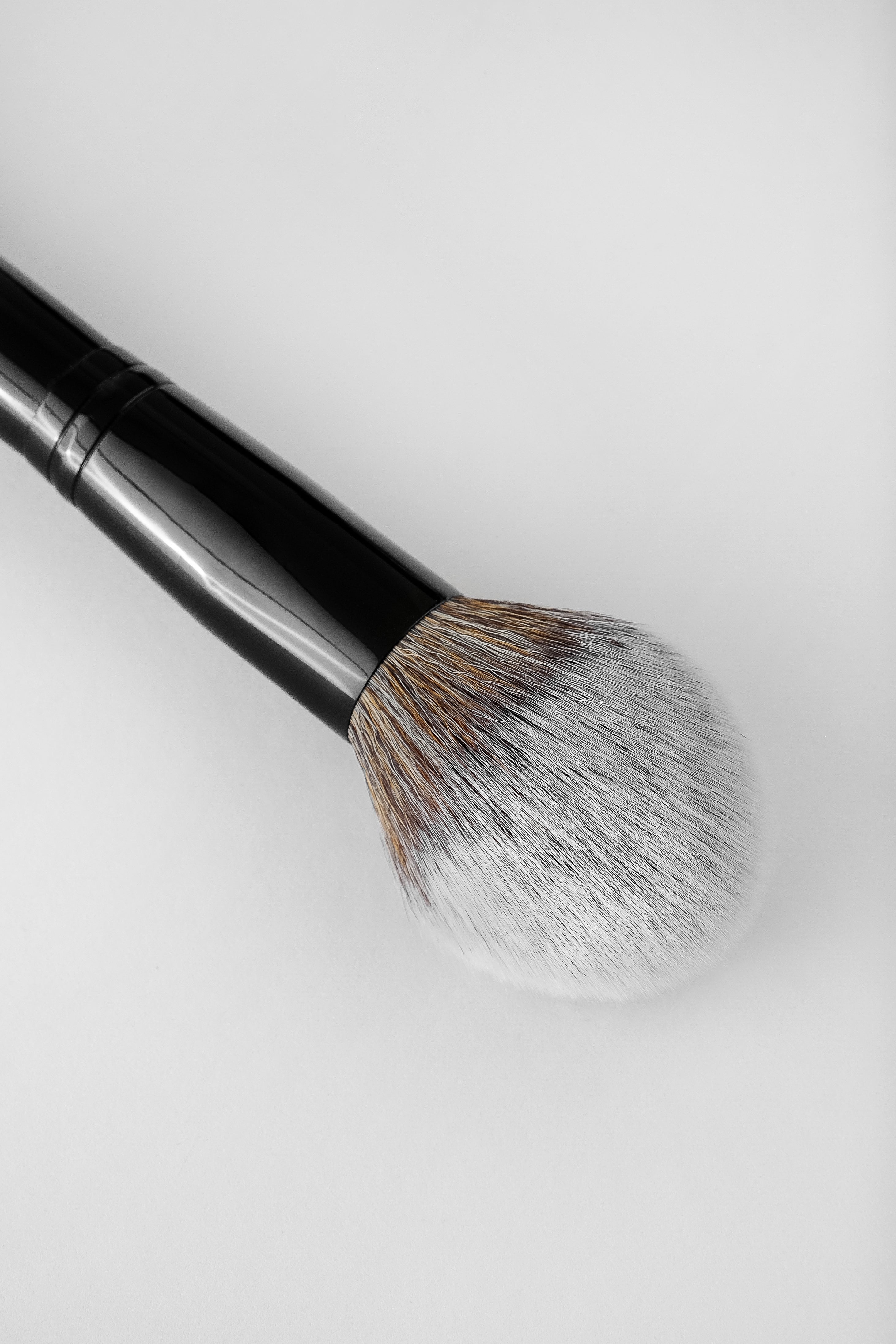 R-V1 LARGE FACE POWDER BRUSH