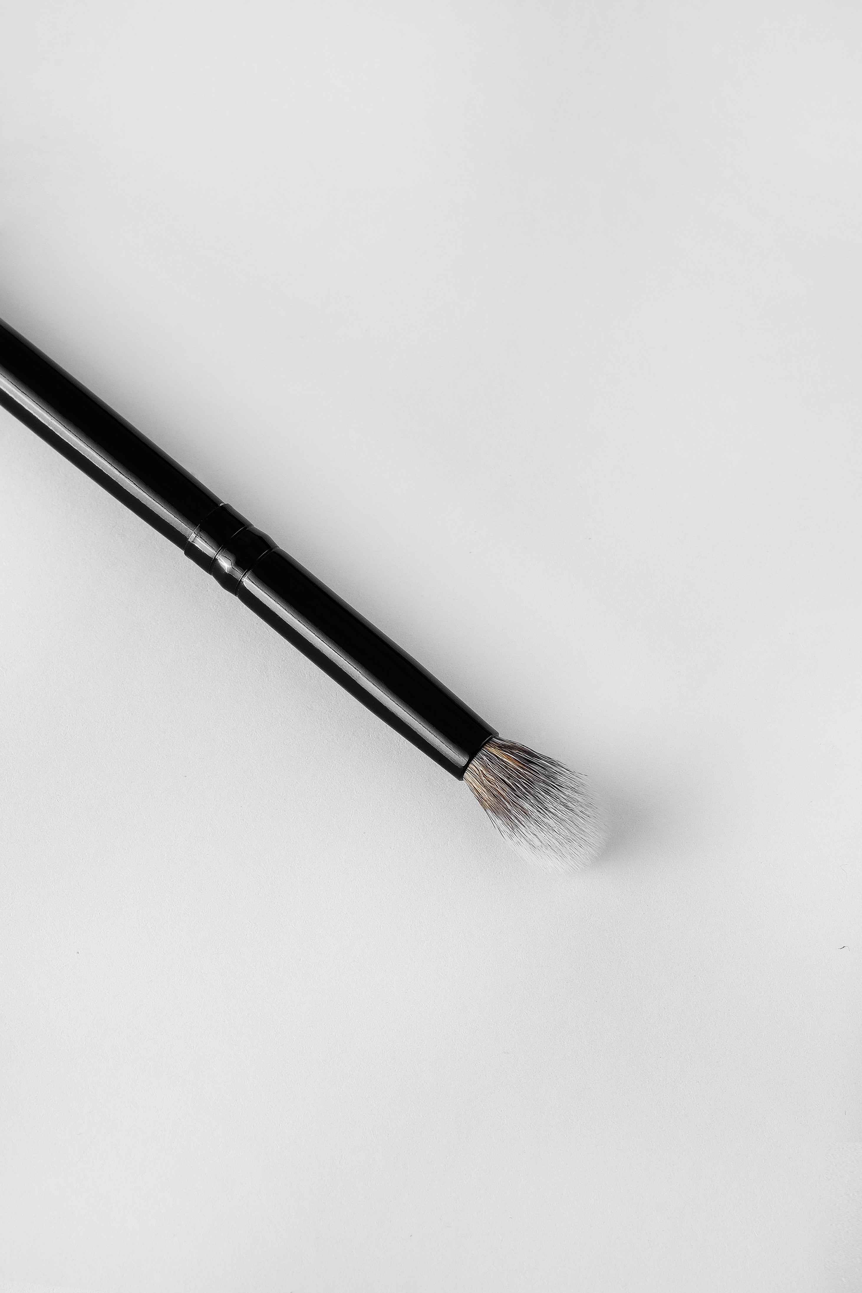 R-V4: TAPERED, FLUFFY EYE BRUSH