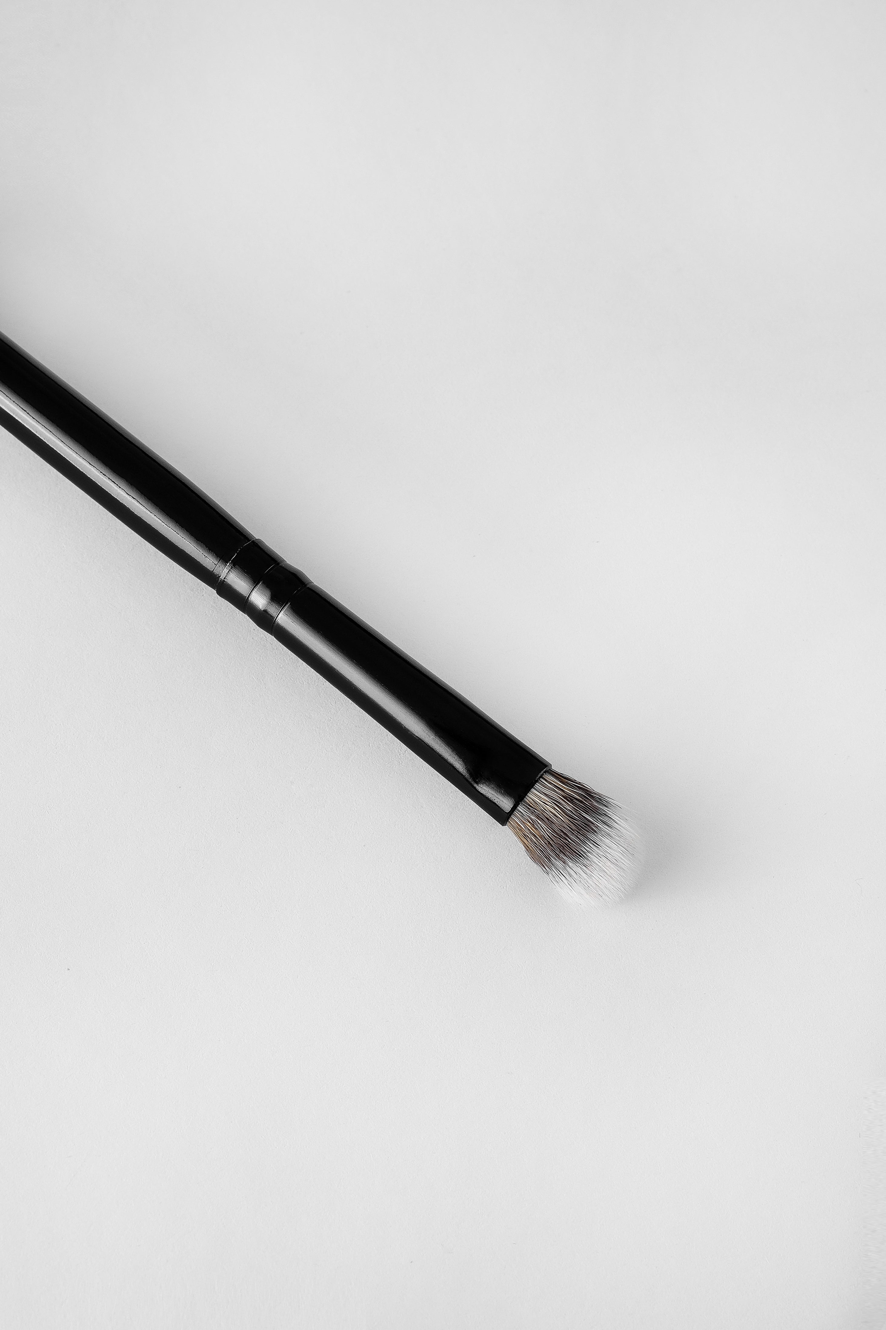 R-V5: FLAT FLARED EYE SHADOW BRUSH
