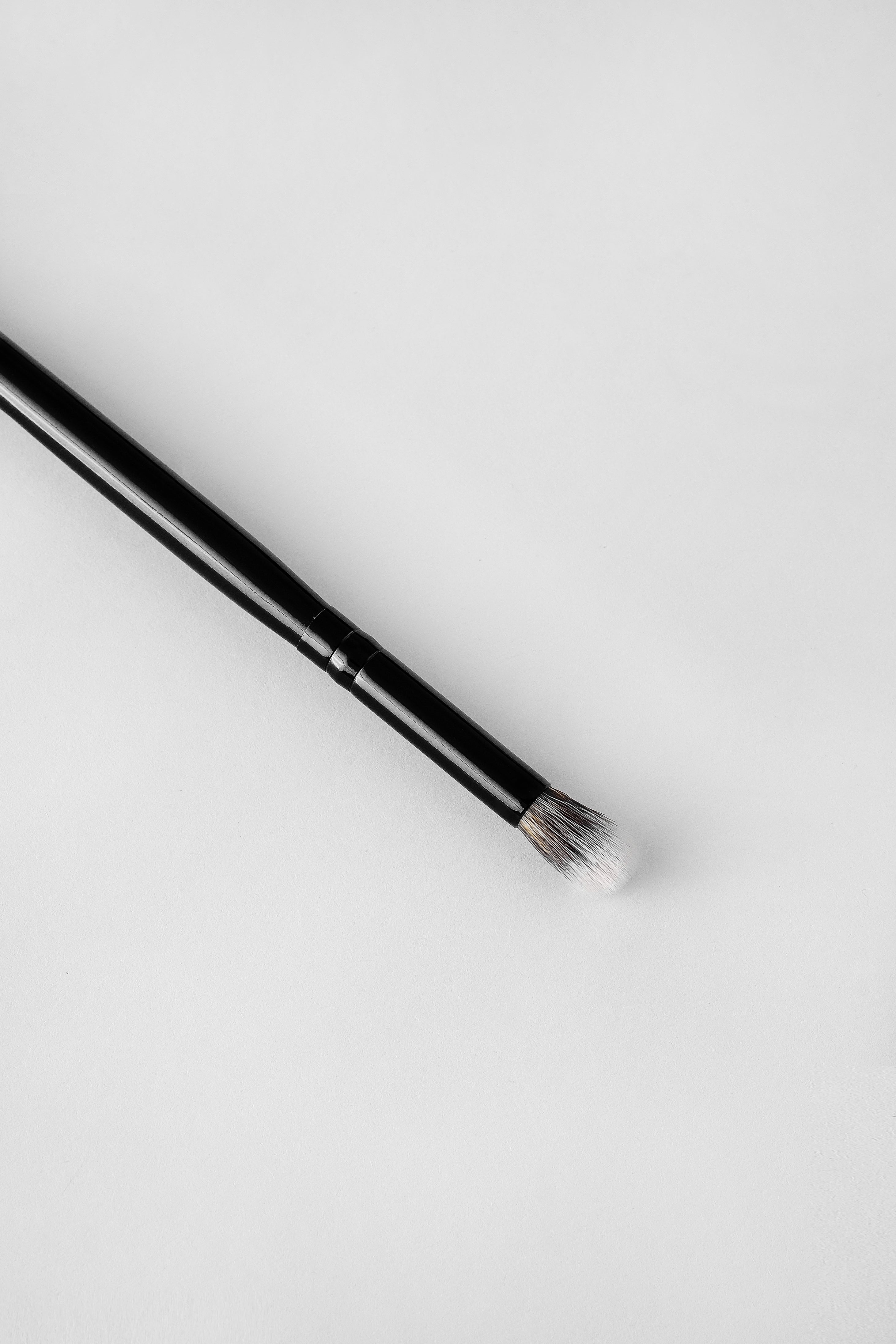 R-V6: PRECISION BLENDING BRUSH