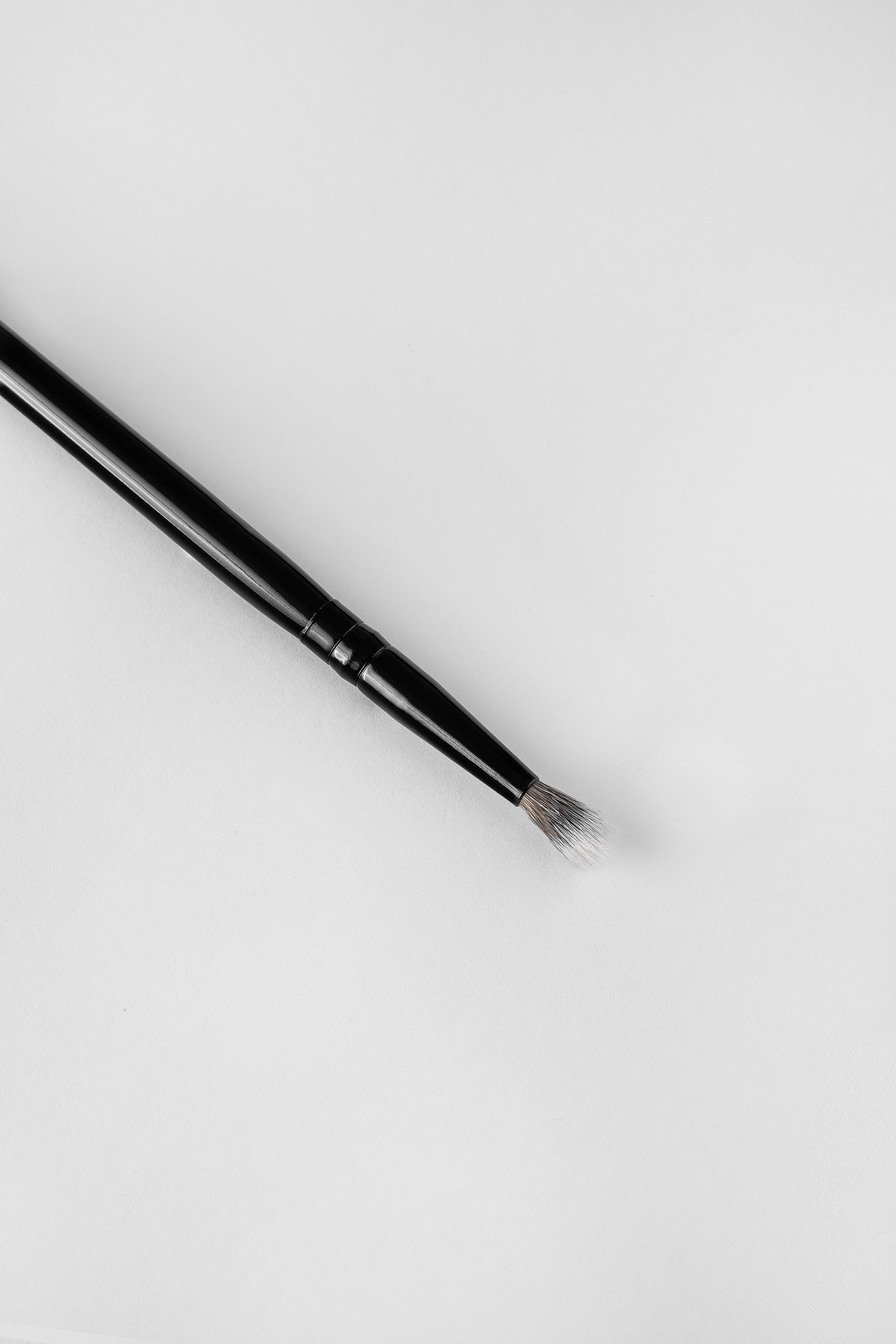 R-V9: FLUFFY EYE BRUSH