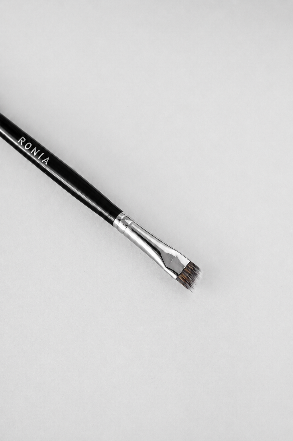 E26: DOUBLE ENDED EYEBROW BRUSH