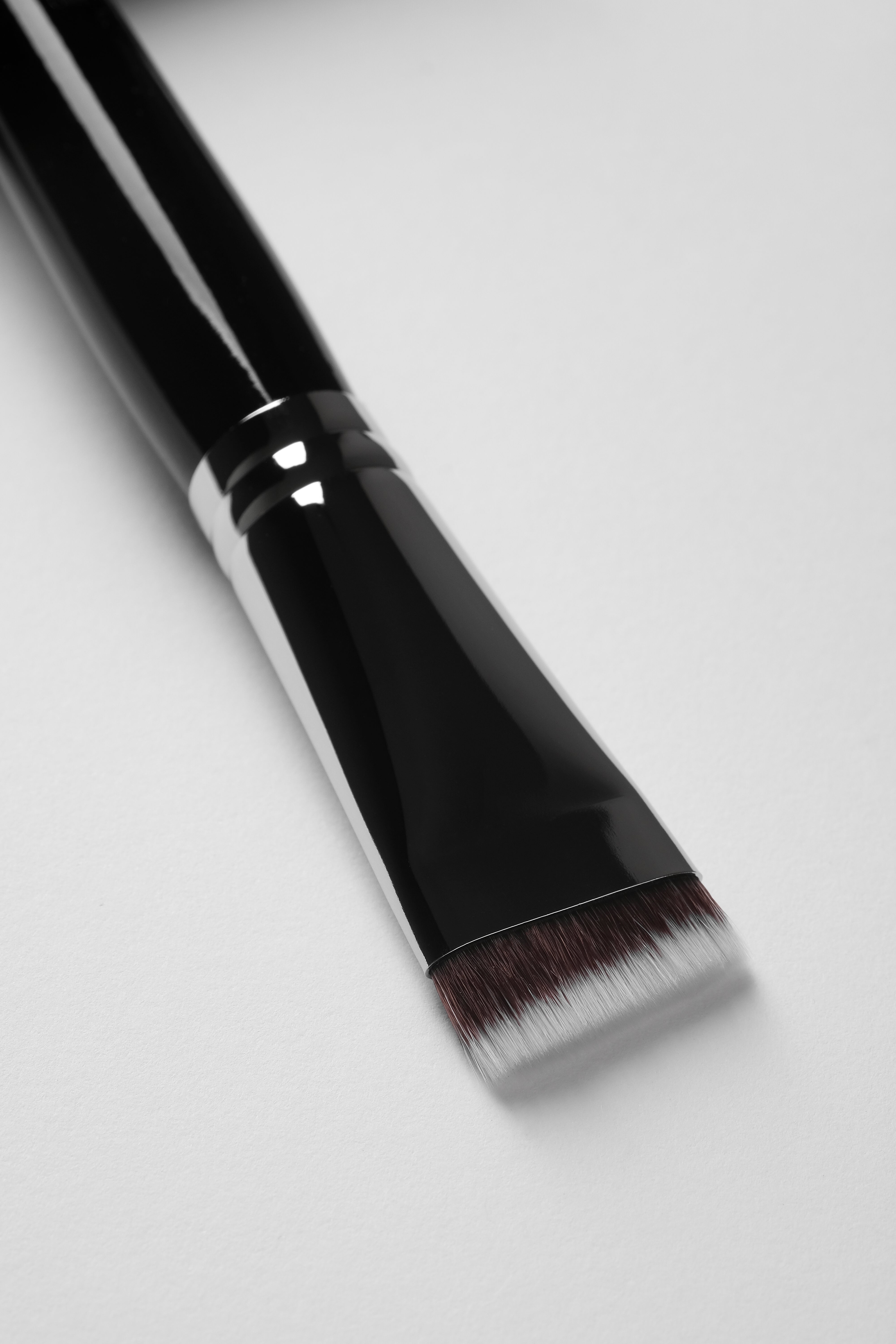 F26: Angled Flat Contour Brush