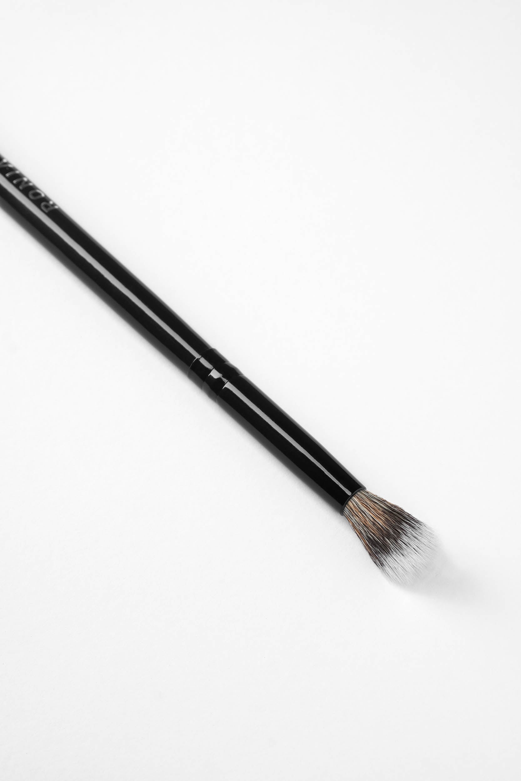 R-V19 – All Over Eyeshadow Brush